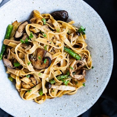 Garlic Tagliatelle with Mushrooms and Asparagus Recipe | SideChef