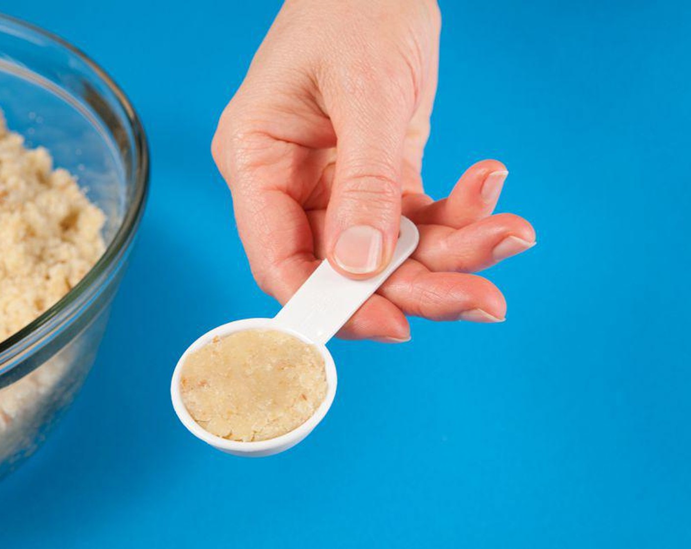 step 5 Use the tablespoon sized scoop to make a well-rounded ball. You can also use your hands to round the mixture into ball shape.You’d want your pops to be of the same size.