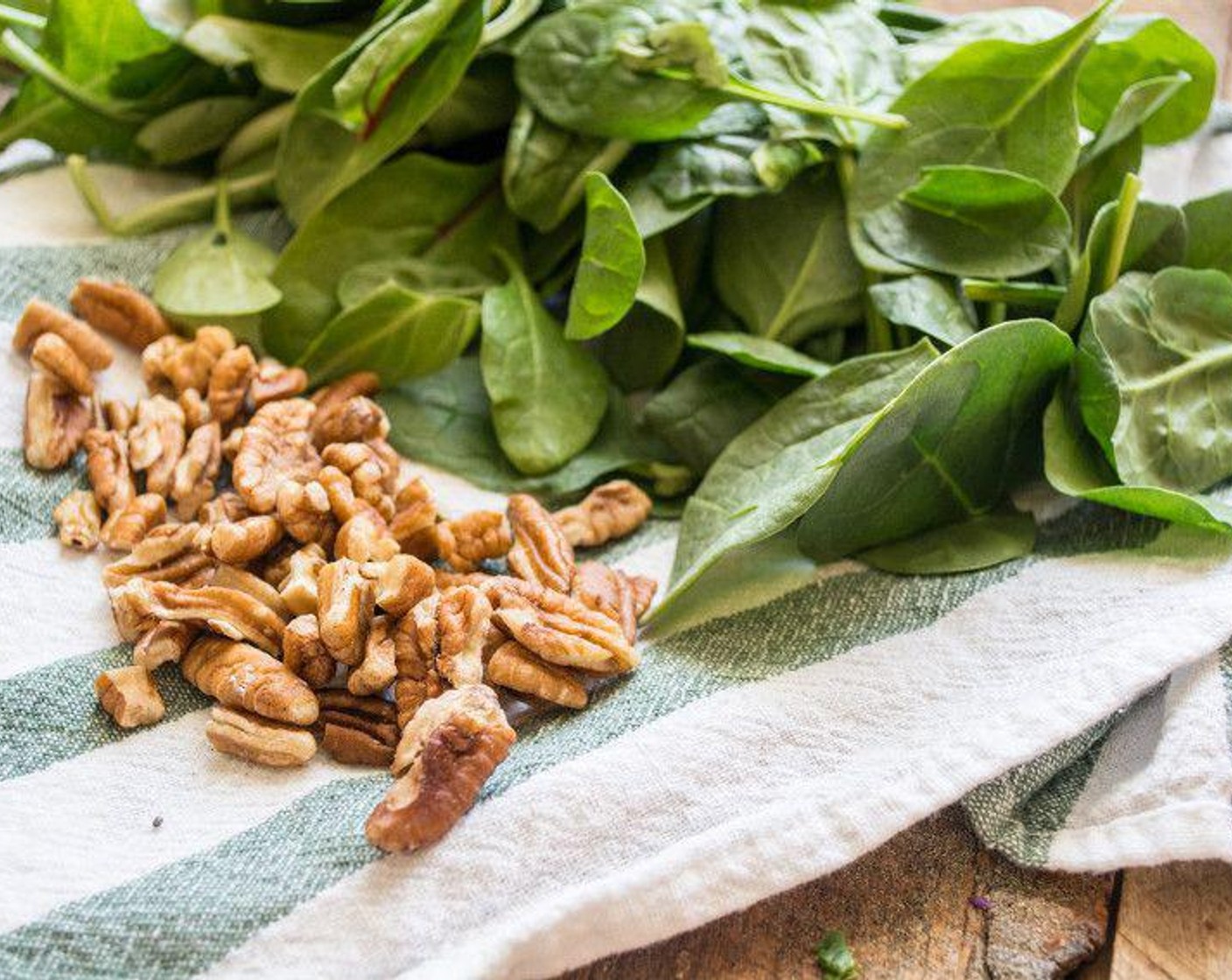 step 3 Add Fresh Spinach (2 cups) and Kale (2 cups) to 2 large bowls.