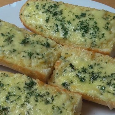 Easy Cheesy Garlic Bread Recipe | SideChef