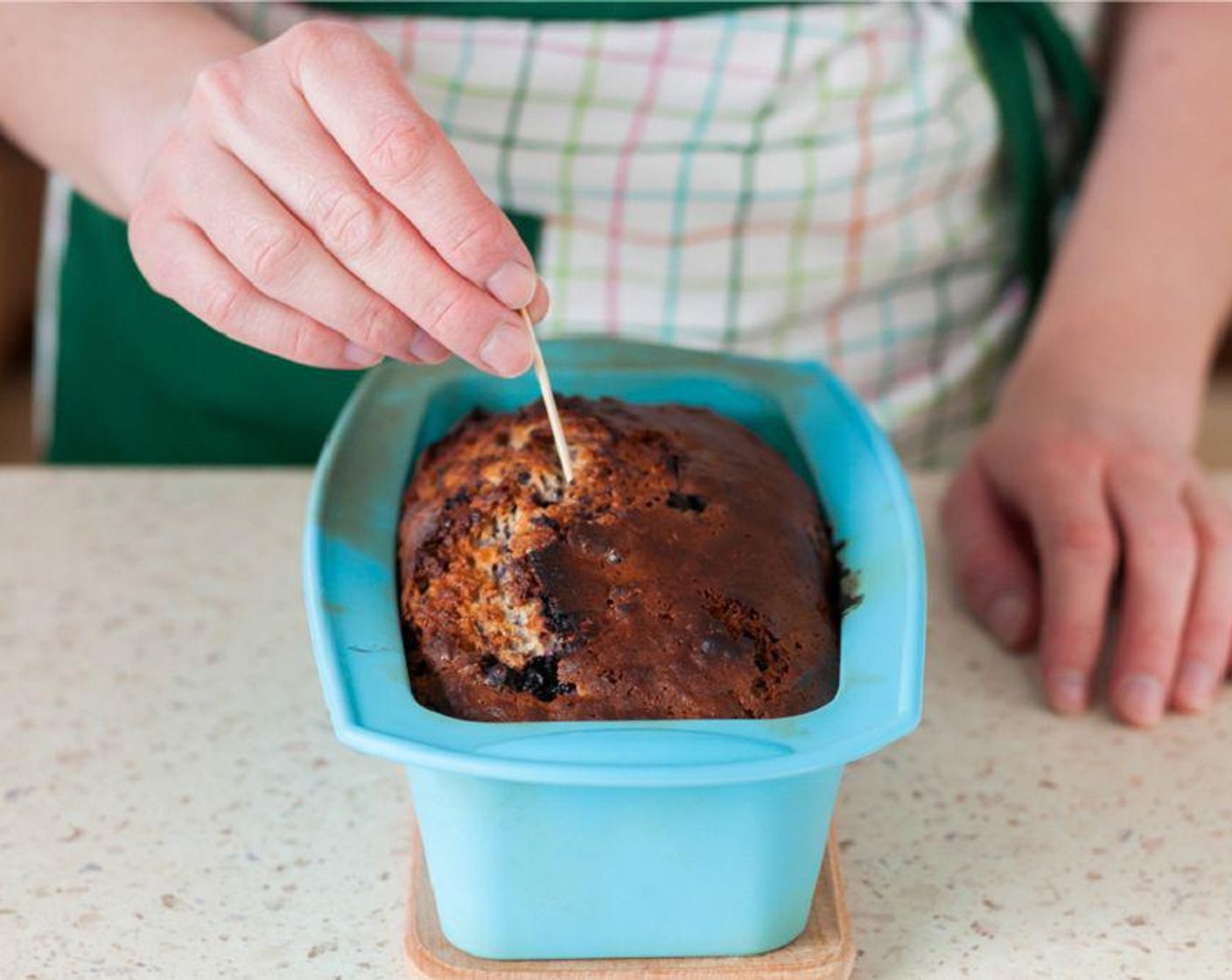 step 6 Put the batter in the oven. Bake it for 20-25 minutes, or until the pick comes out clean.