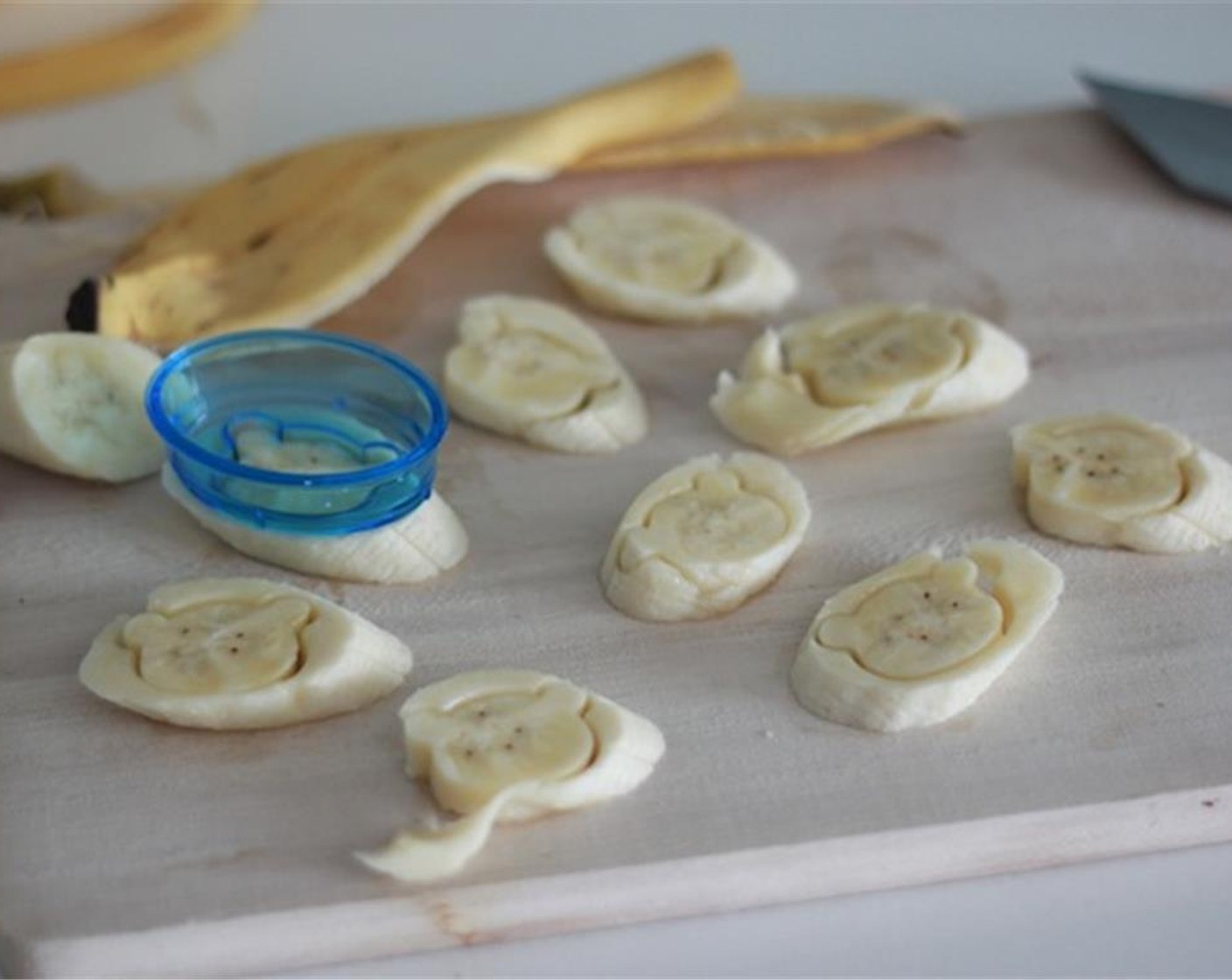 step 1 Cut the Cashew Nuts (3) and a Banana (1). Thinly sliced cashew nuts are going to be a Rilakkuma's mouth. Make sure you slice them perfectly round. Then, make 6 bear shaped banana slices.