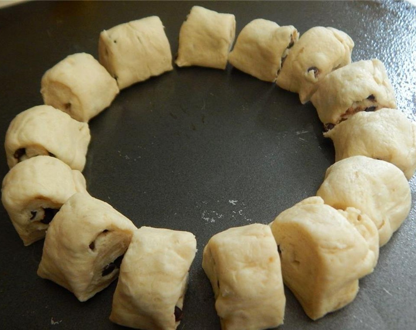 step 5 Using a serrated knife, cut into 14 pieces and form a ring on your baking sheet, the pieces should be very close to each other.