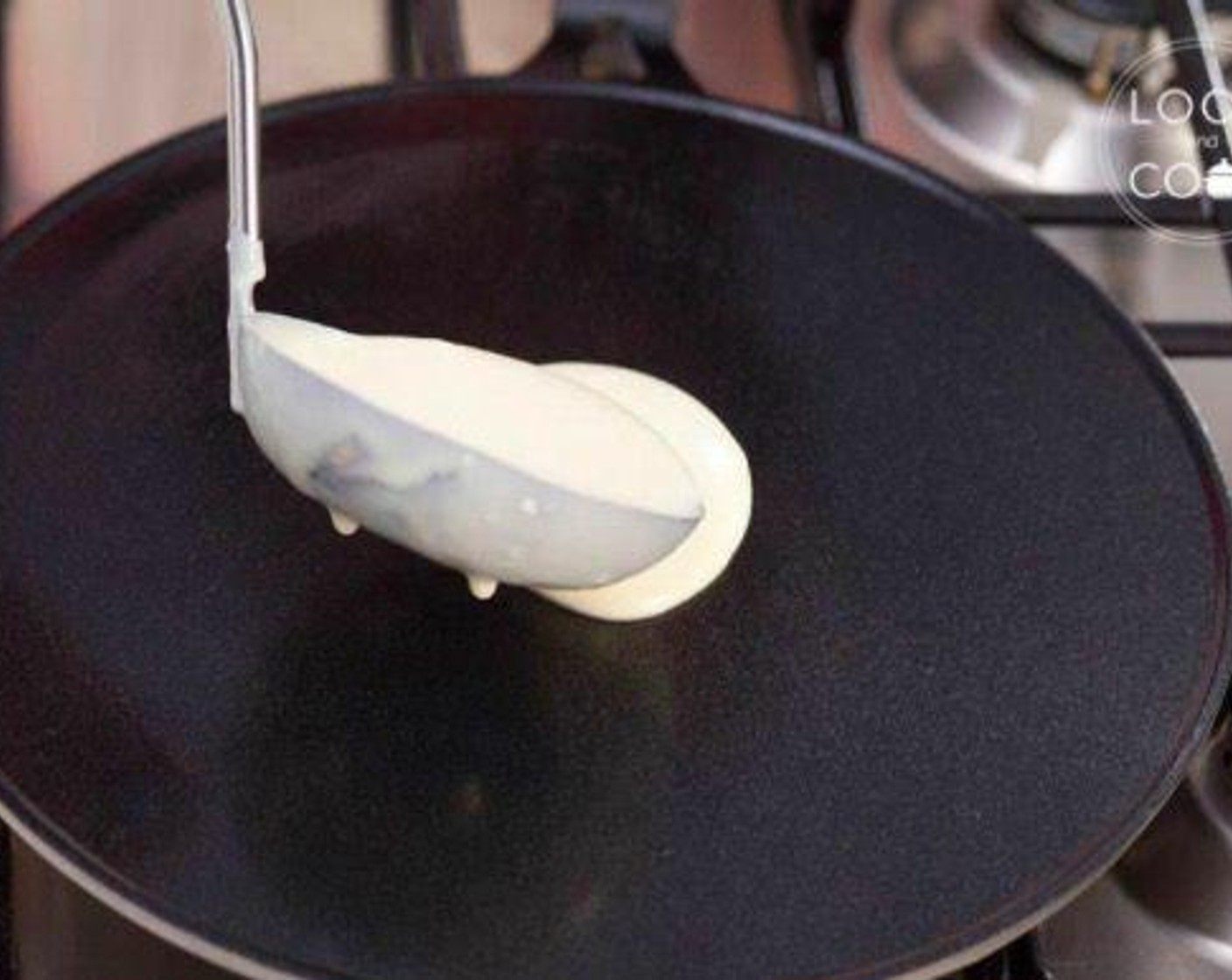 step 6 Pour in the batter on the pan, approximately 100 milliliter.