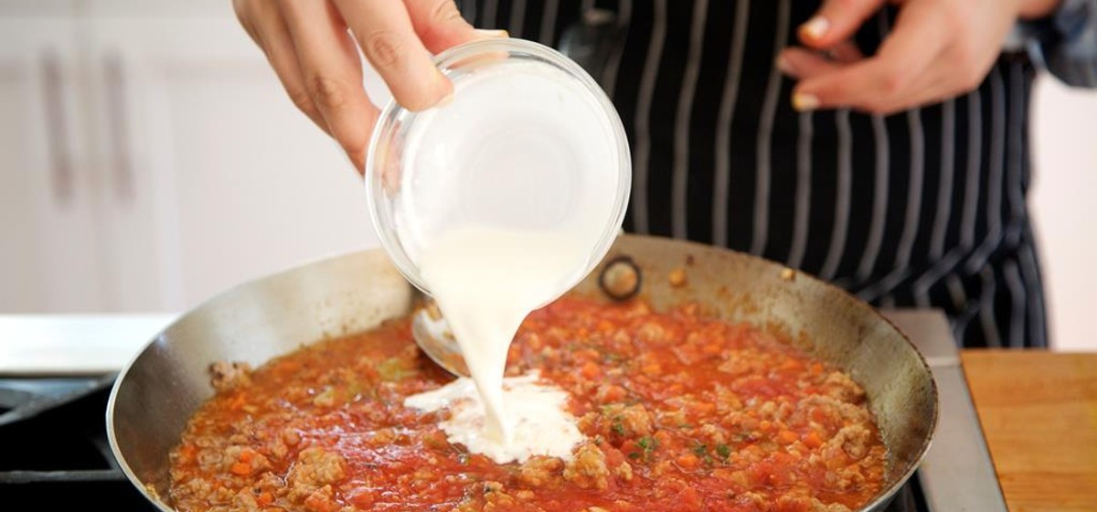 Veal Bolognese with Ricotta Garlic Toasts Recipe | SideChef