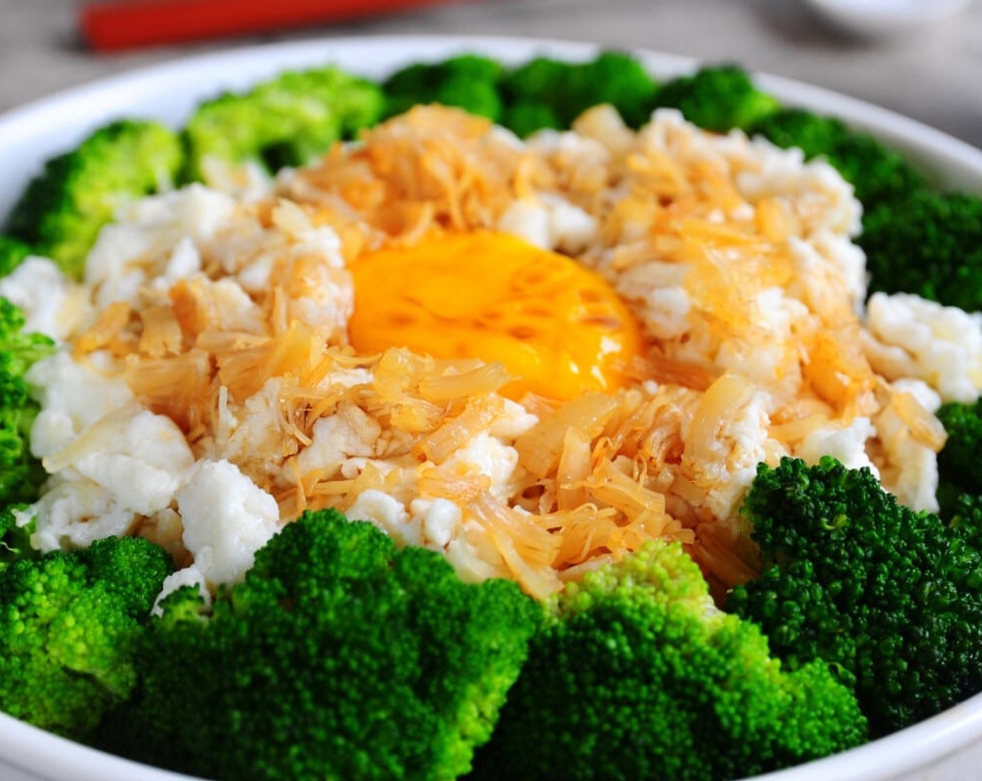 step 9 Place the soft egg whites in the middle of the broccoli ring, add Egg (1) in the center, and sprinkle fried dried scallop over the top. Serve drizzled with aromatic black or red vinegar over it. It can be eaten as is or with steamed rice.
