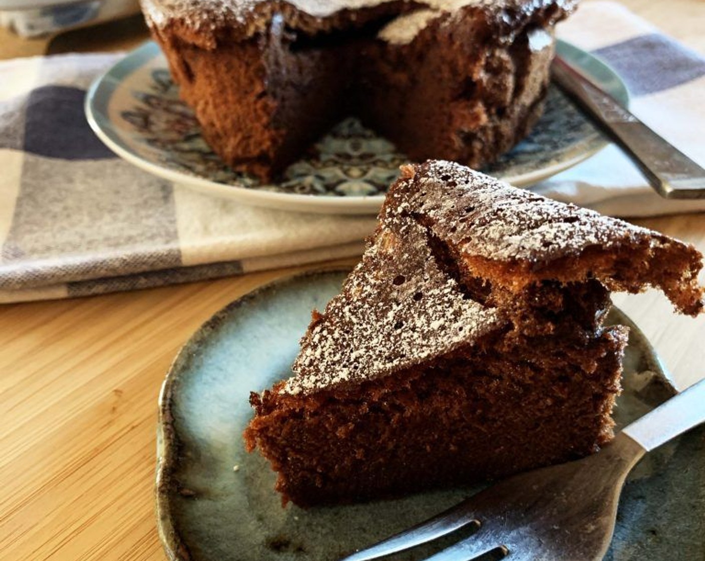 step 9 Dust the top with some Powdered Confectioners Sugar (to taste) if desired. Slice it up and serve it up. Store it for 4-5 days at room temperature.