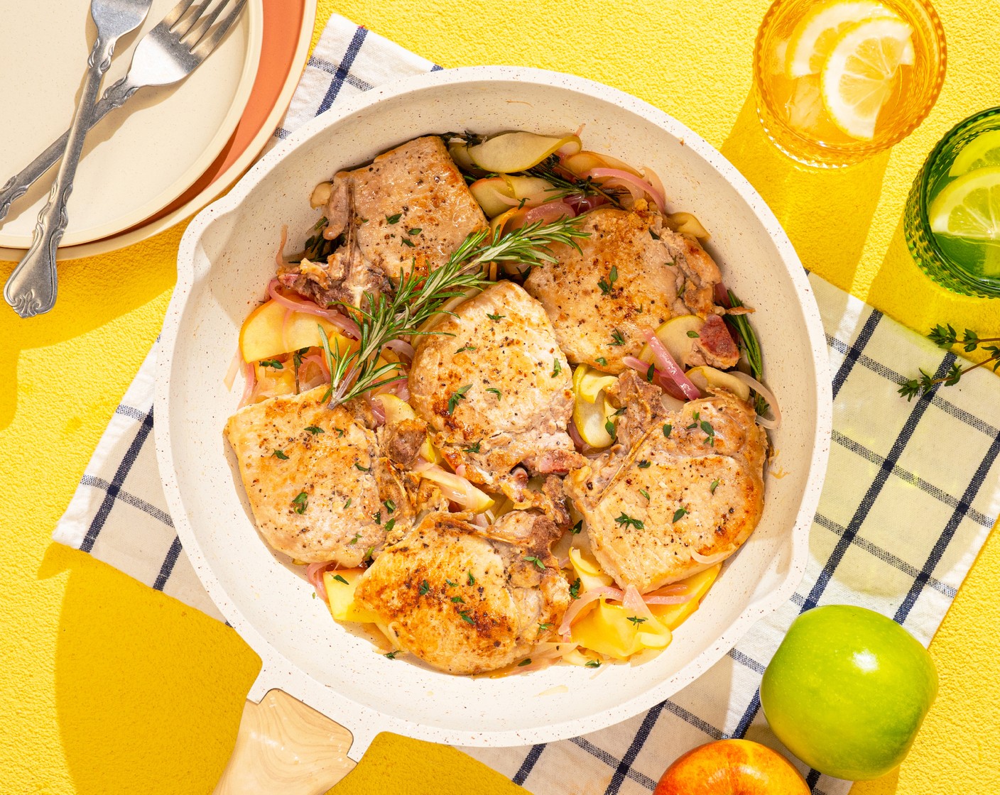 One-Pan Juicy Pork Chops with Onions and Apples