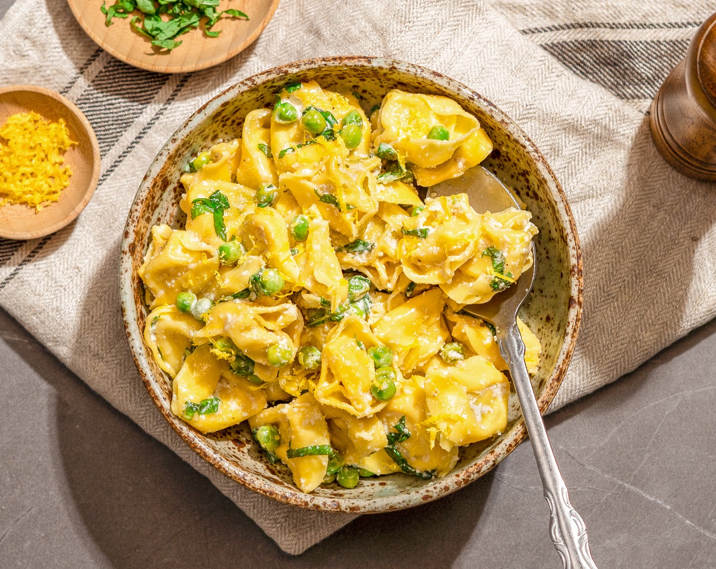 Käse-Tortellini-Salat mit Ricotta-Minze Sauce