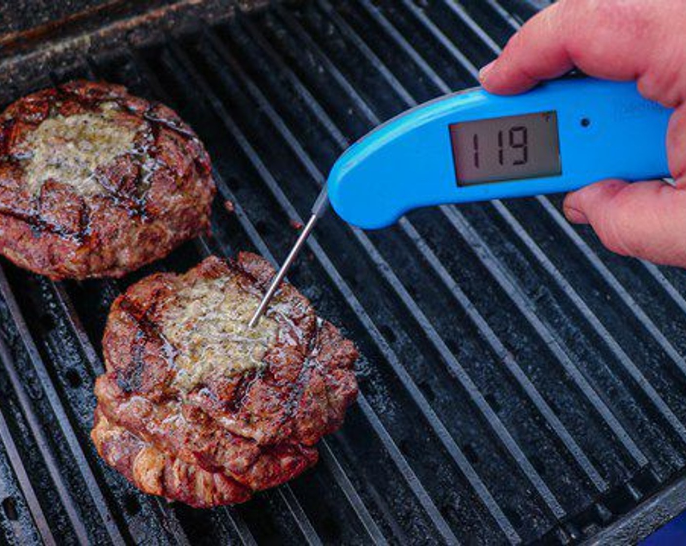 step 6 Continue to cook steaks until internal temperature reaches 125 degrees F (50 degrees C) on an instant-read thermometer.