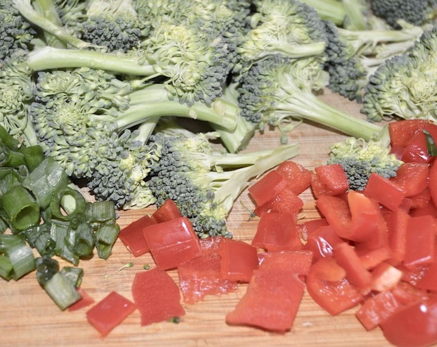 step 2 Lay out the Boneless Skinless Chicken (1 lb), Broccoli (1 head), Scallion (1 bunch), Red Bell Pepper (1), and Cashew Nuts (2/3 cup) on the tray in a single layer.