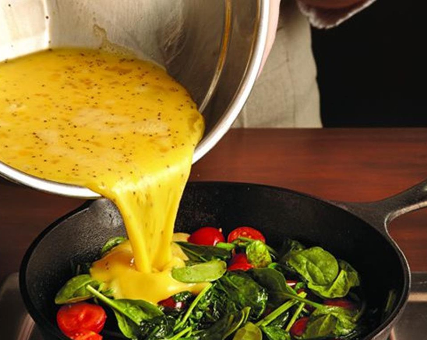 step 5 Transfer the spinach and tomatoes to the prepared skillet. Evenly sprinkle the grated White Cheddar Cheese (240 g) over the top. Crumble the bacon and sprinkle over the cheese.