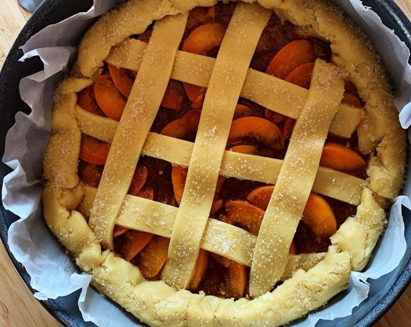 step 6 Then decorate with strips of dough. Sprinkle some more sugar and bake in preheated oven for about 40 minutes.