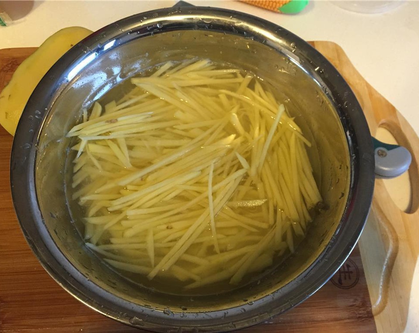 step 3 Soak the sliced potatoes in cold water for 2 minutes.