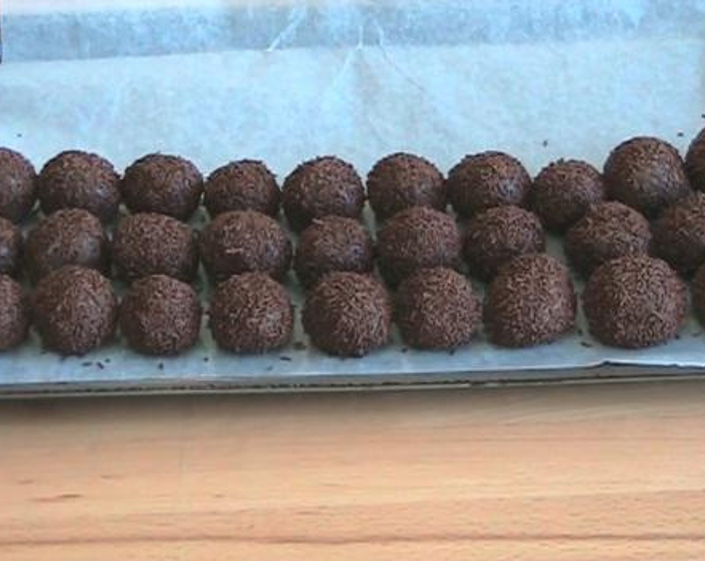 step 3 Using your hands, shape the dough into small balls. Roll each ball on the Chocolate Sprinkles (to taste), and place it on a tray. Then, put the balls in the fridge for about 20 minutes.