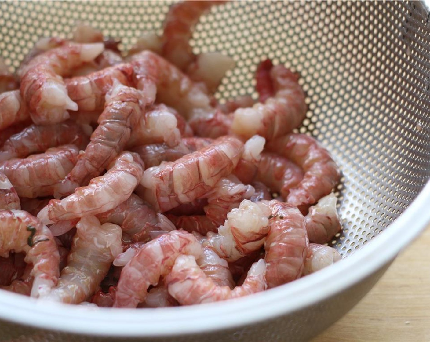 step 4 Rinse the shrimp in a sieve.
