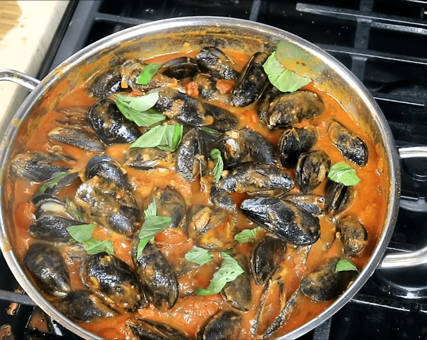 Mussels in a Spicy White Wine Tomato Sauce