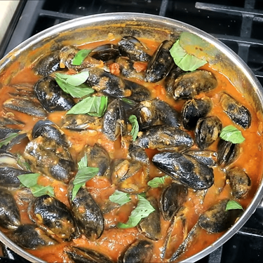 Mussels in a Spicy White Wine Tomato Sauce Recipe | SideChef