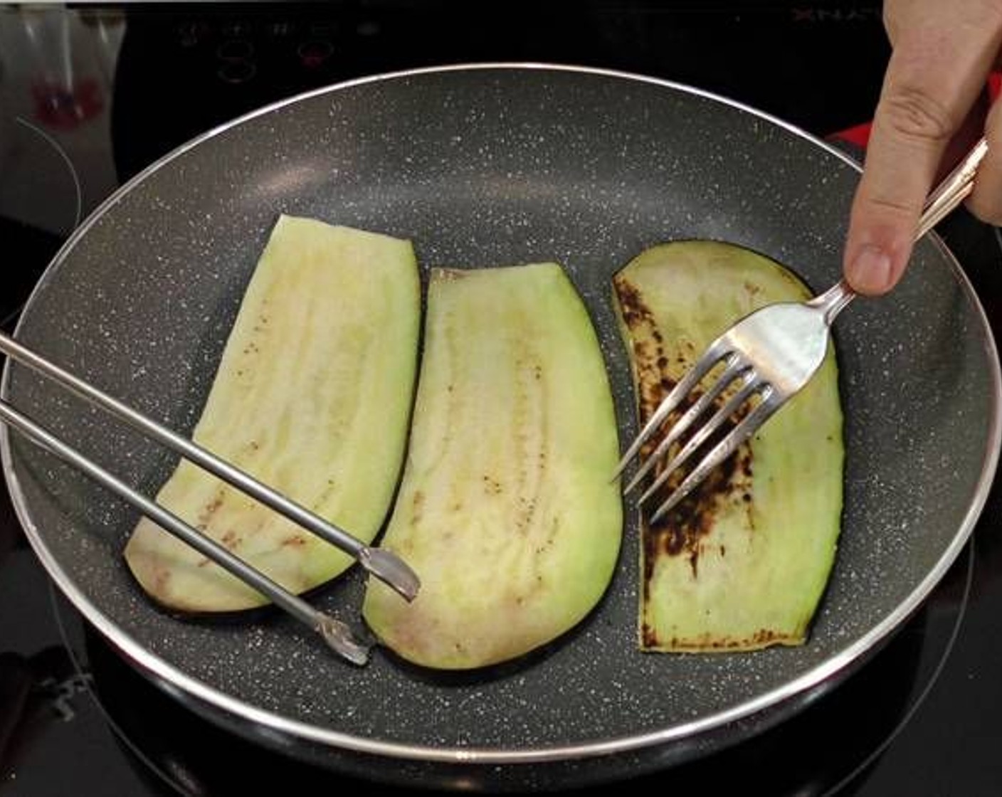 step 3 Use a paper towel to pat dry the excess moisture on the eggplant slices. Next, heat a little Olive Oil (as needed) in a pan and fry the eggplant slices.