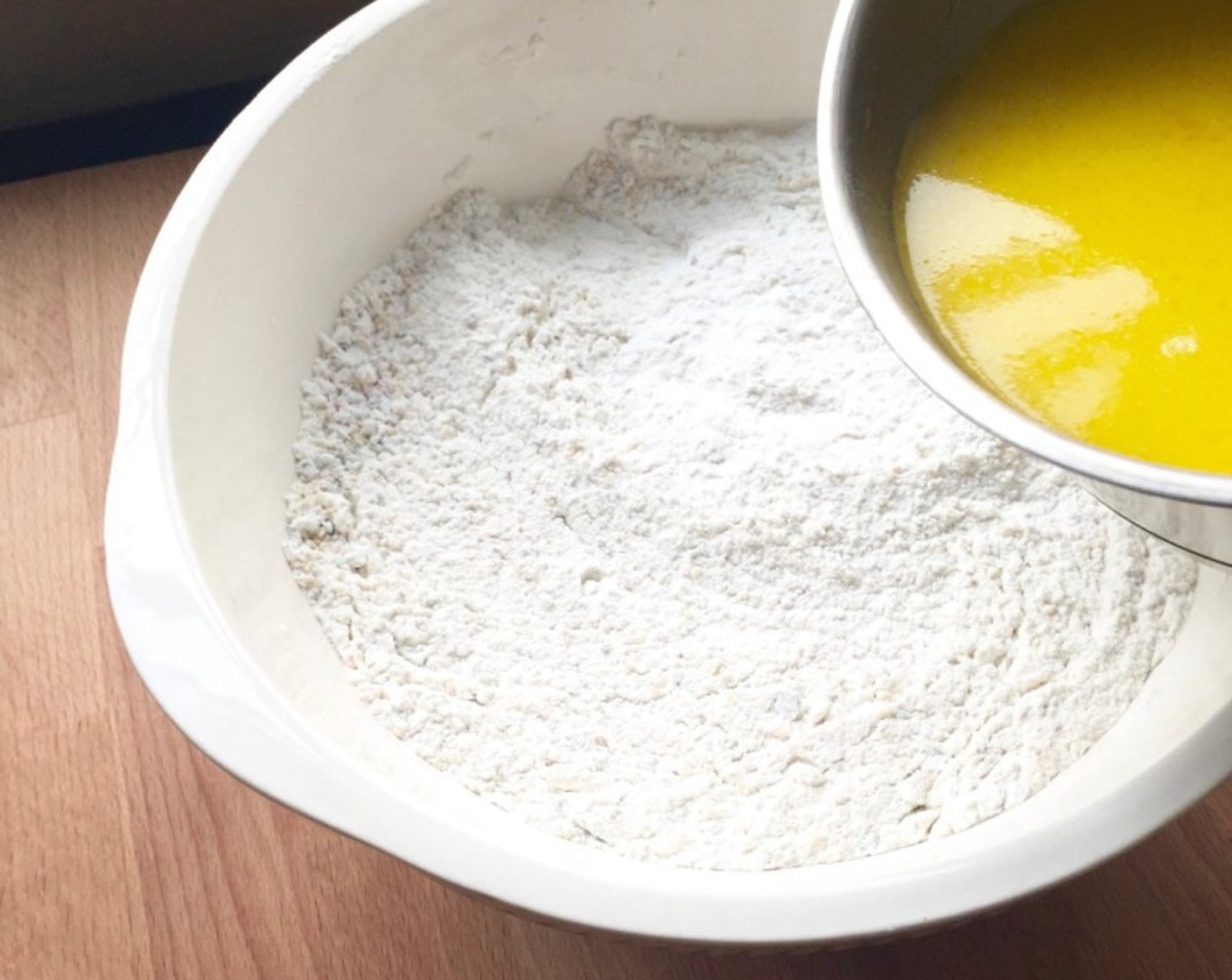 step 7 Pour the coconut milk mixture into the flour mixture, little by little and mix with a spatula.