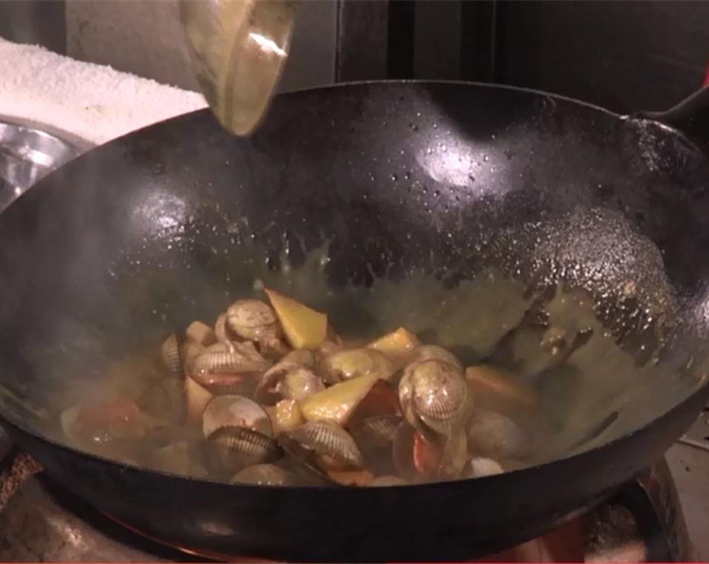 step 5 Cook potato until they have absorbed the sauce. Then add the clams and cook until the soup has thickened.