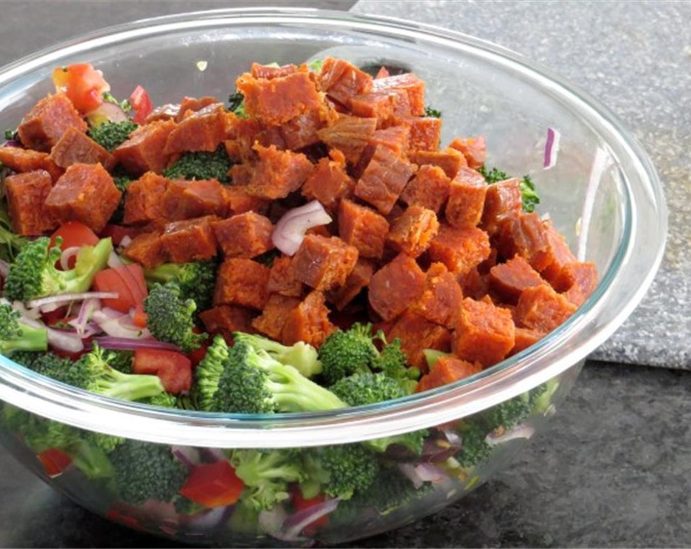 step 4 In a large bowl, combine the red onion, broccoli, bell pepper, kalamata olive, tomato, pepperoncini peppers, ciglienie mozzarella, and pepperoni. Toss to combine.