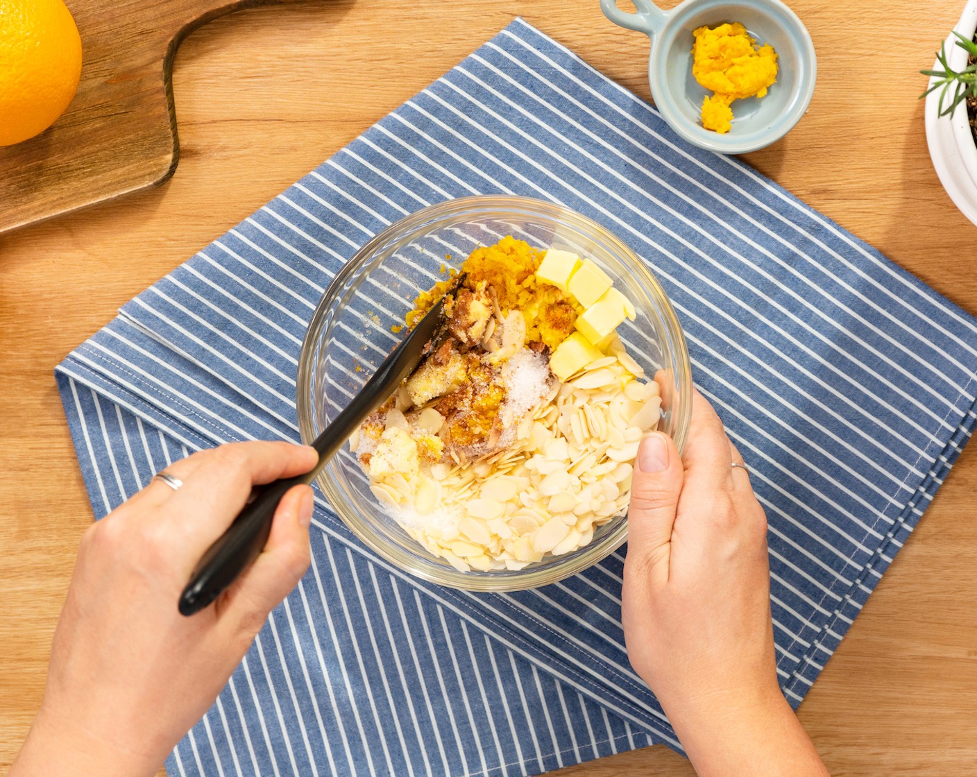 Schritt 3 Für die Füllung Butter (1/3 Ta.), Zucker (1/2 Ta.), Mandelblättchen (1/2 Ta.), Muskat (1/2 TL) und Orangenabrieb und -saft (2) in einer Schüssel vermengen.