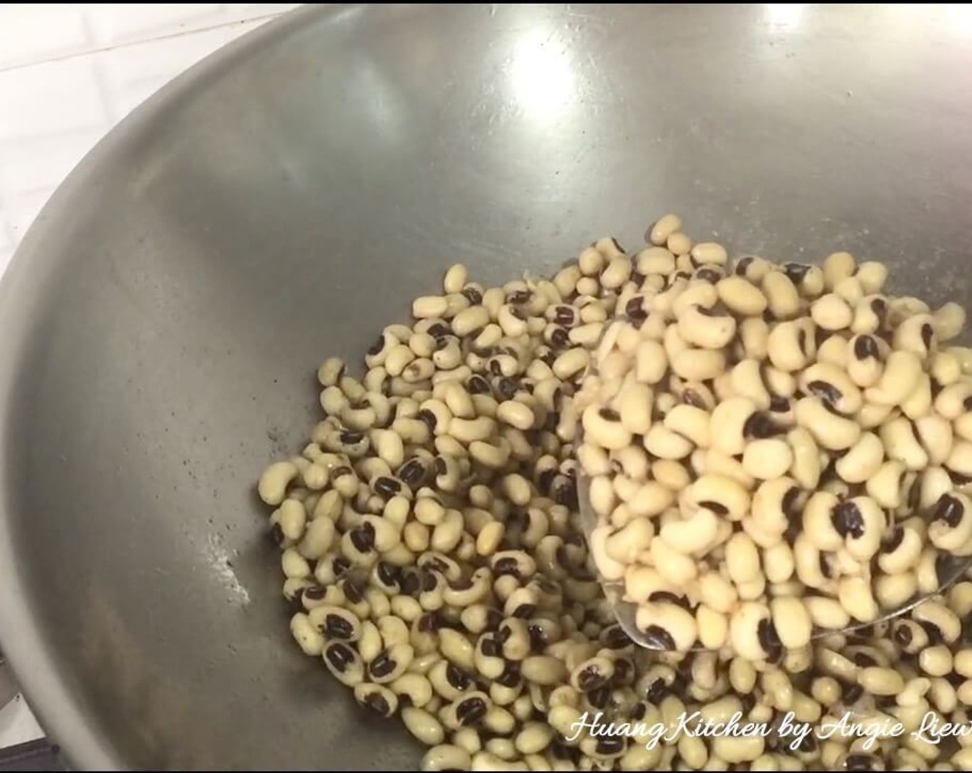 step 19 In the wok with oil, stir fry the black eyed peas with chopped garlic until aromatic, place in a bowl and set aside.
