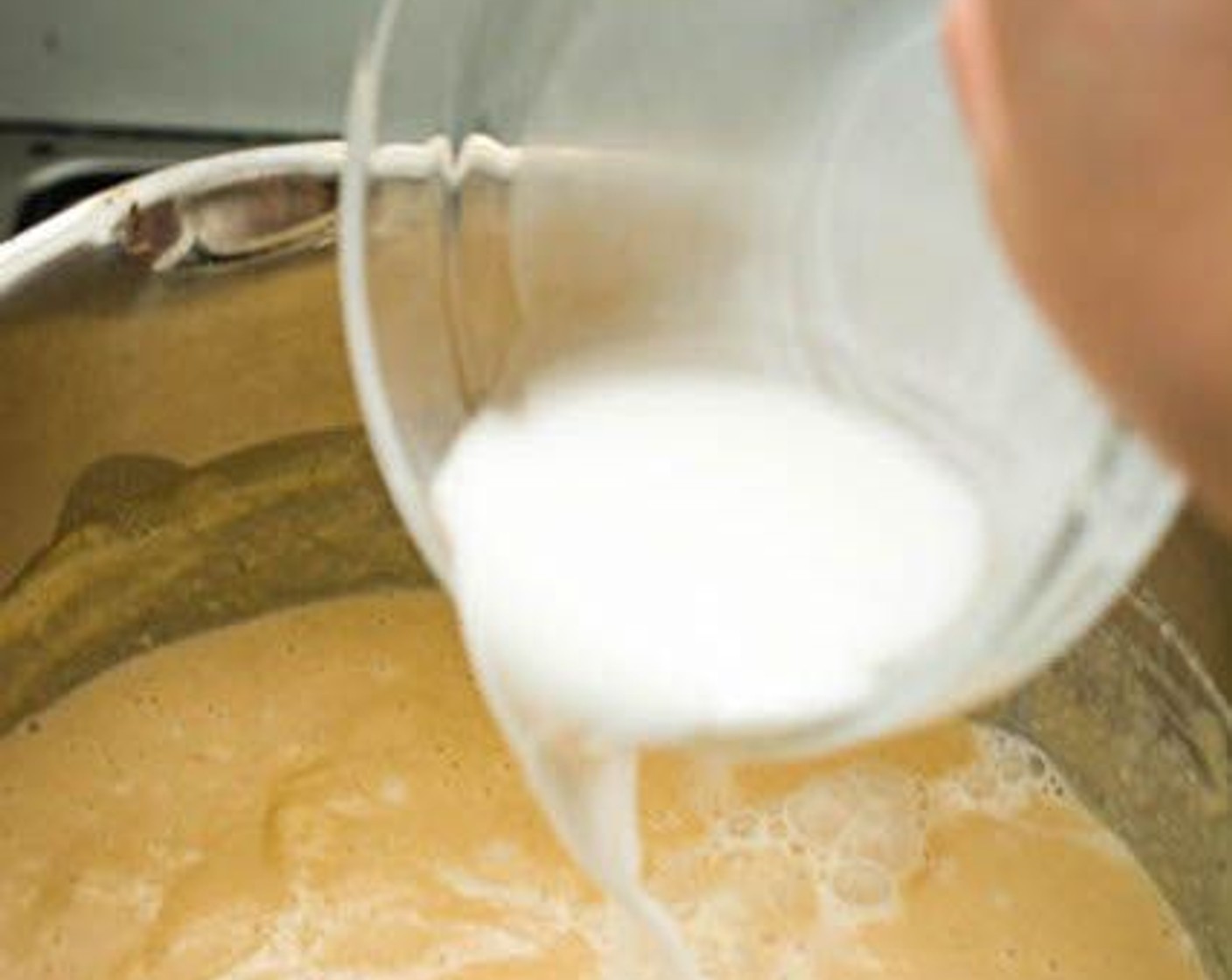 step 5 Pour the rice flour mixture into the peanut cream. Stir constantly until it starts to thicken.