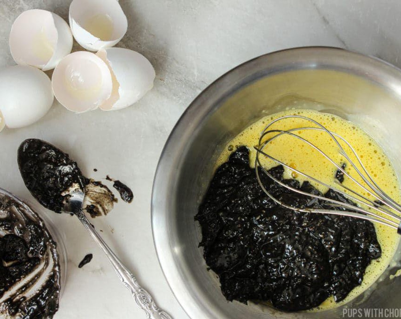 step 4 Stir in the sesame paste into the egg yolks and mix well.