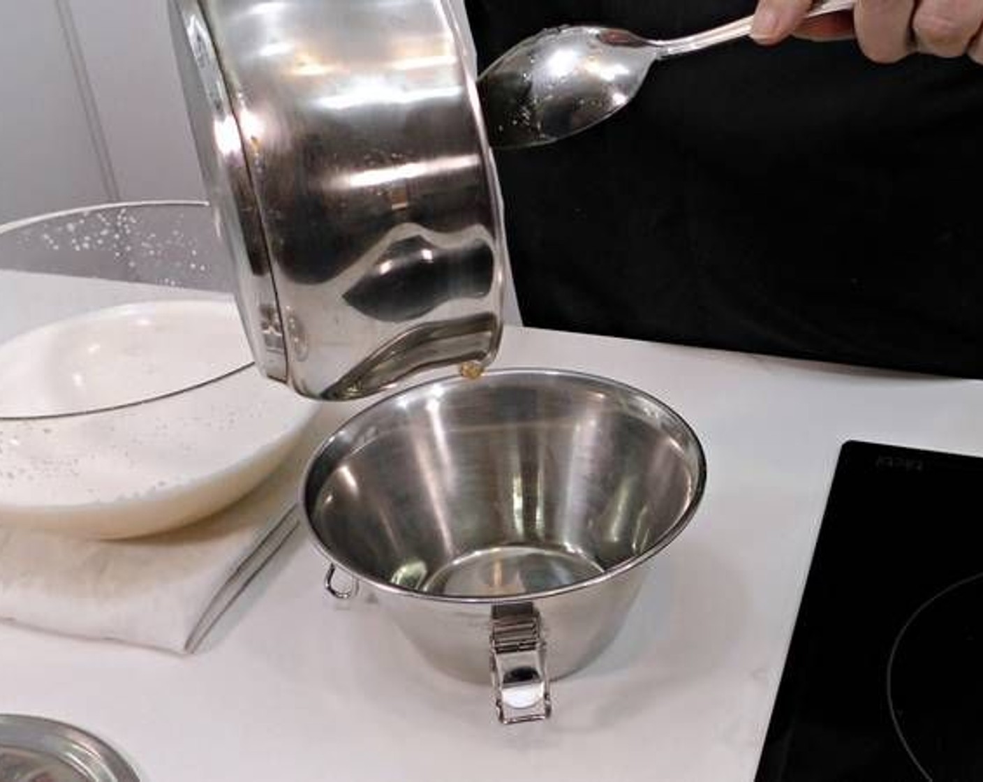 step 2 Pour the caramel into a metal pot around 18-cm in diameter. Spread the caramel all around the bottom and sides.