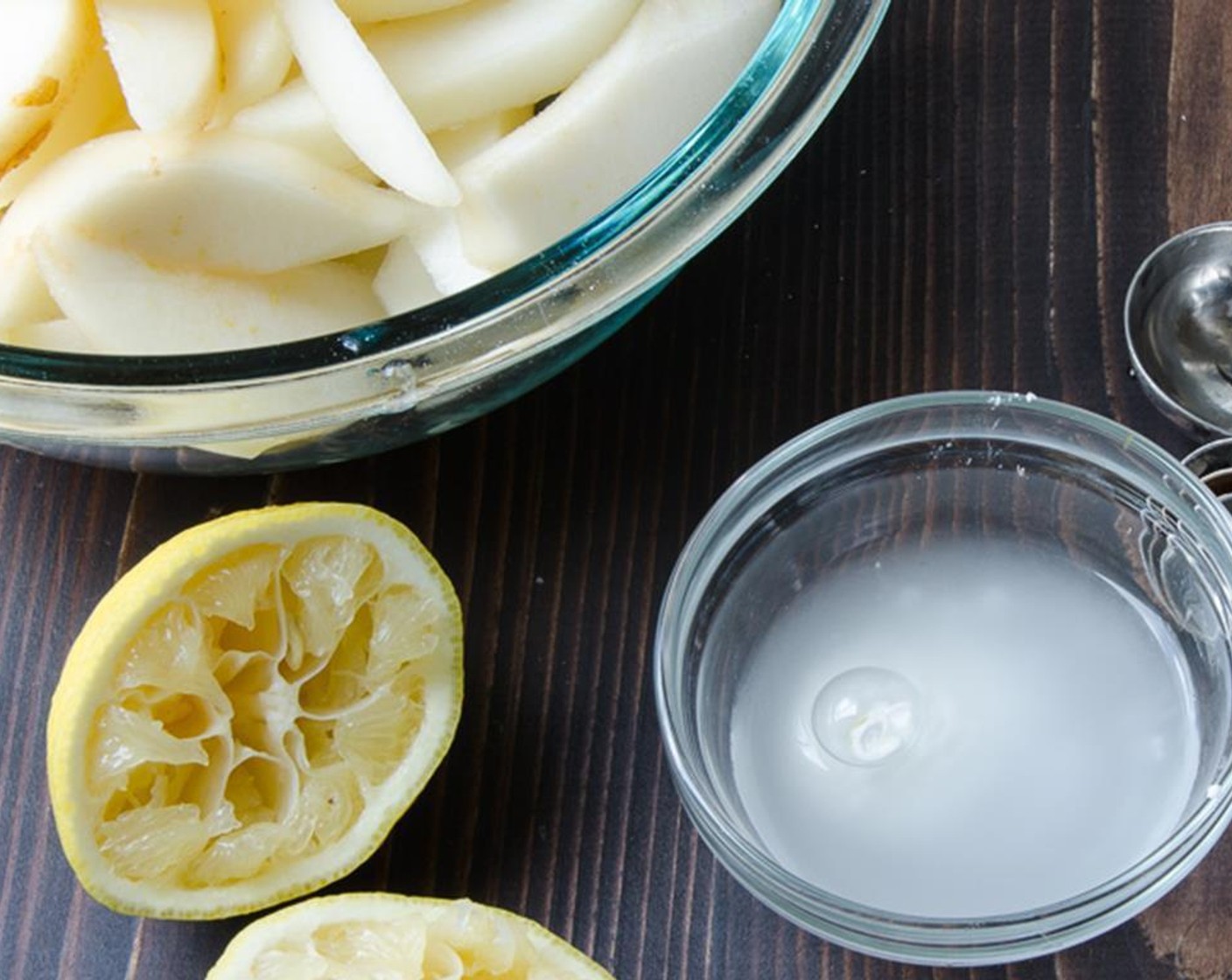 step 5 Transfer the pears to a large bowl and sprinkle with the juice from the Lemon (1).