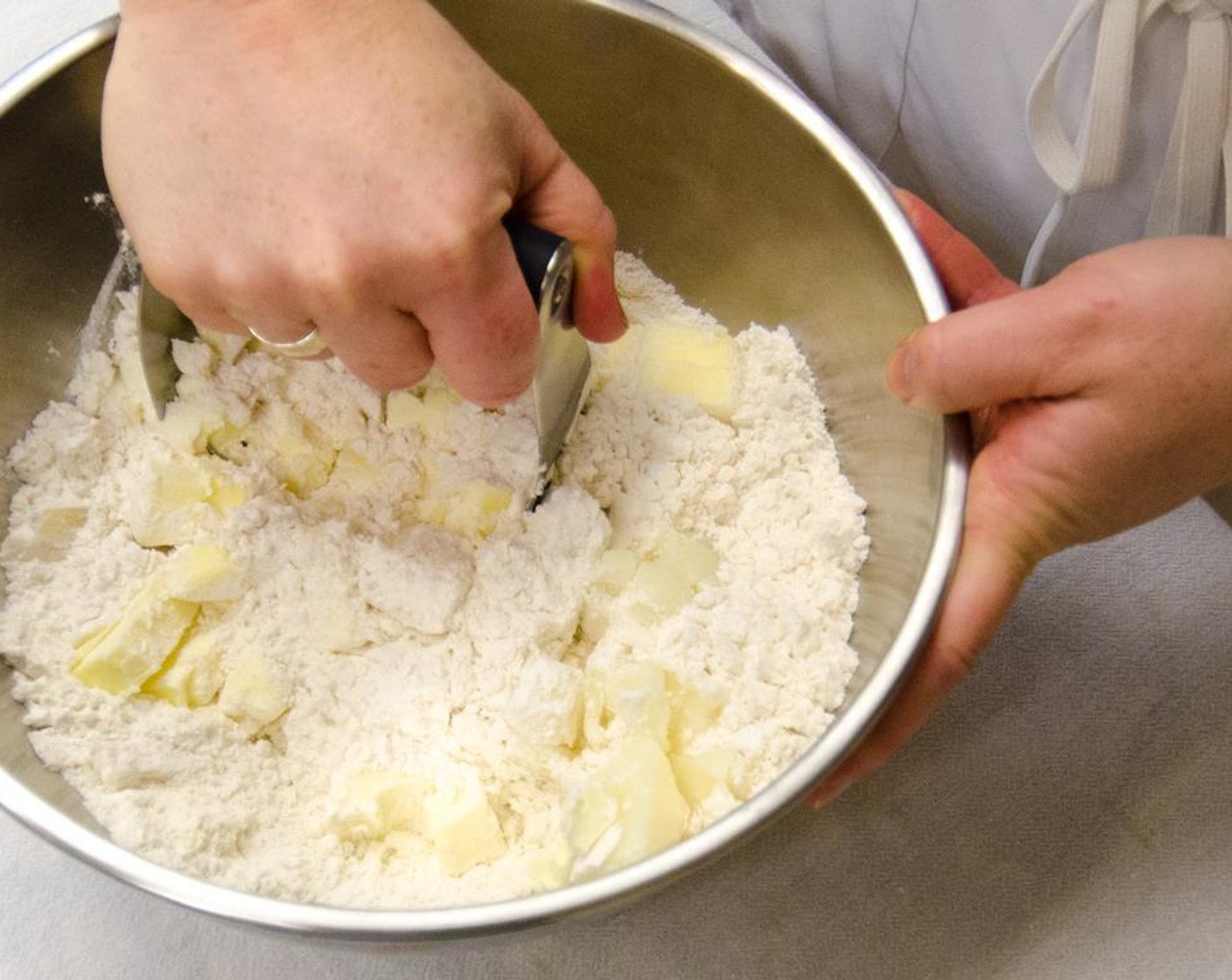 step 2 Pour the Gluten-Free Pie Crust Mix (1 pckg) into a large mixing bowl, or a food processor fitted with a steel blade, and add the butter and shortening. Pulse or use a pastry blender or two knives to cut butter and shortening in.