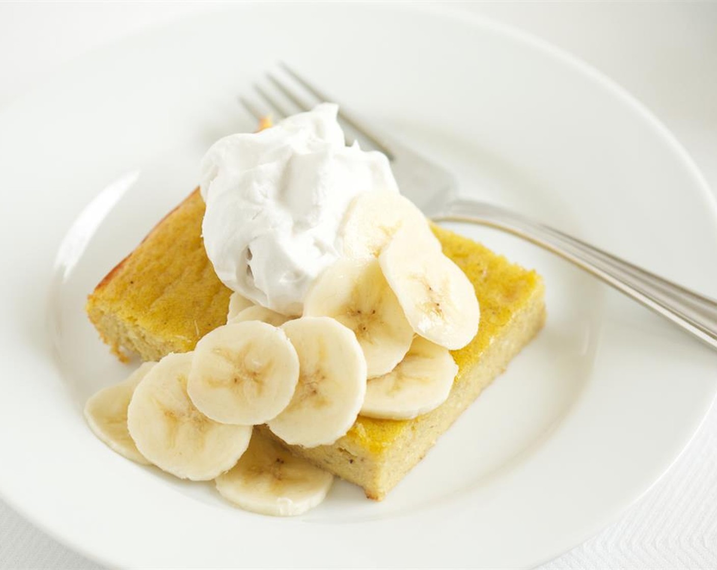 step 7 Serve the cake in slices with the coconut whipped cream and more slices of Bananas (to taste).