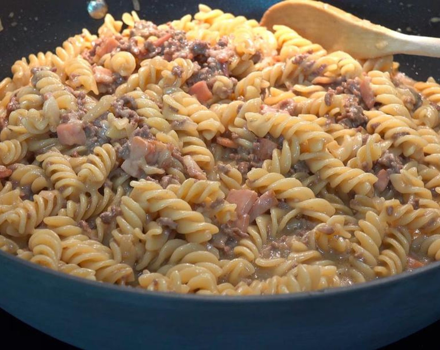 One Pot Cheesy Beef and Bacon Pasta