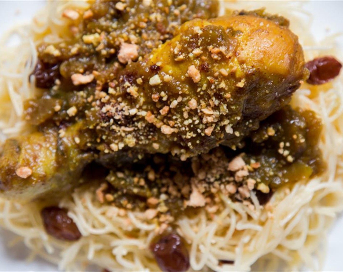 step 14 Place the vermicelli (mixed with raisins) on a plate and top with the chicken, the onion sauce, Roasted Almonds (3/4 cup) and sprinkle the top with Ground Cinnamon (to taste) and Powdered Confectioners Sugar (to taste).