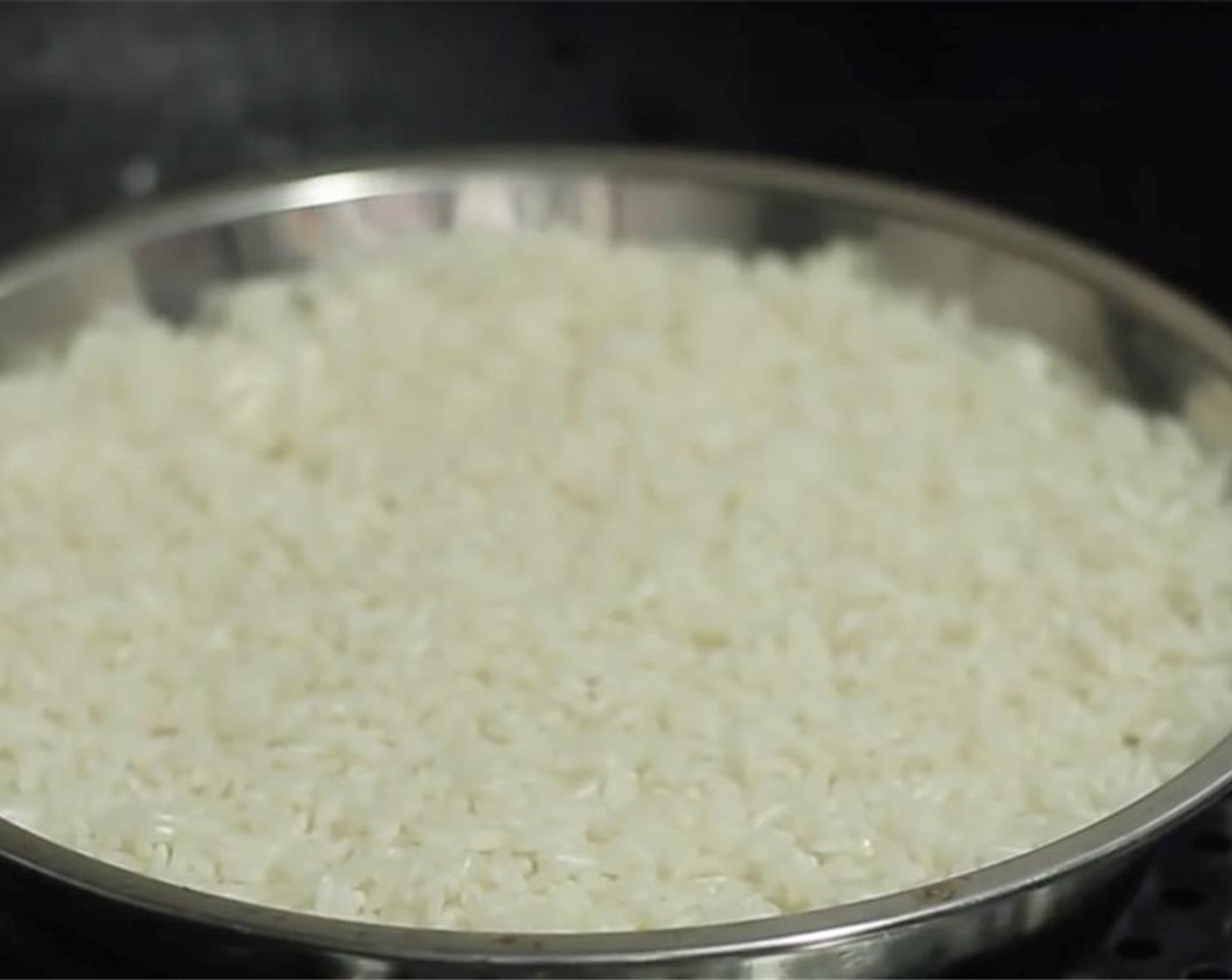 step 2 Heat up water in wok, steam the rice for around 15 minutes until the rice is almost transparent.