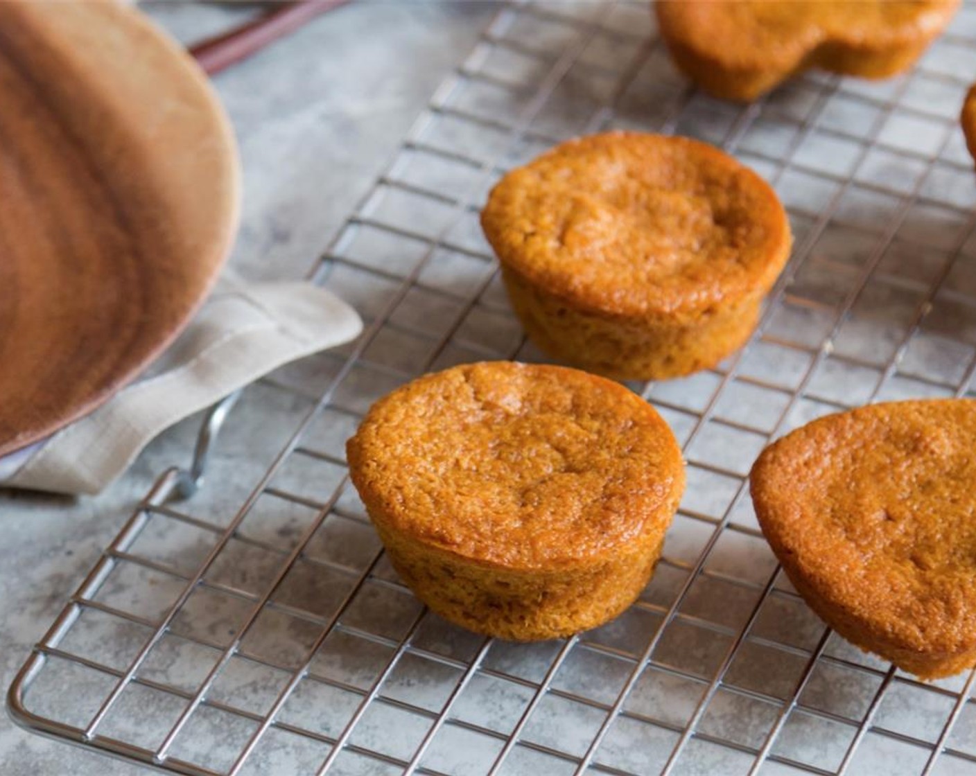 step 5 Wait 10 minutes for the cupcakes to cool before transferring them onto a wire rack to cool completely.