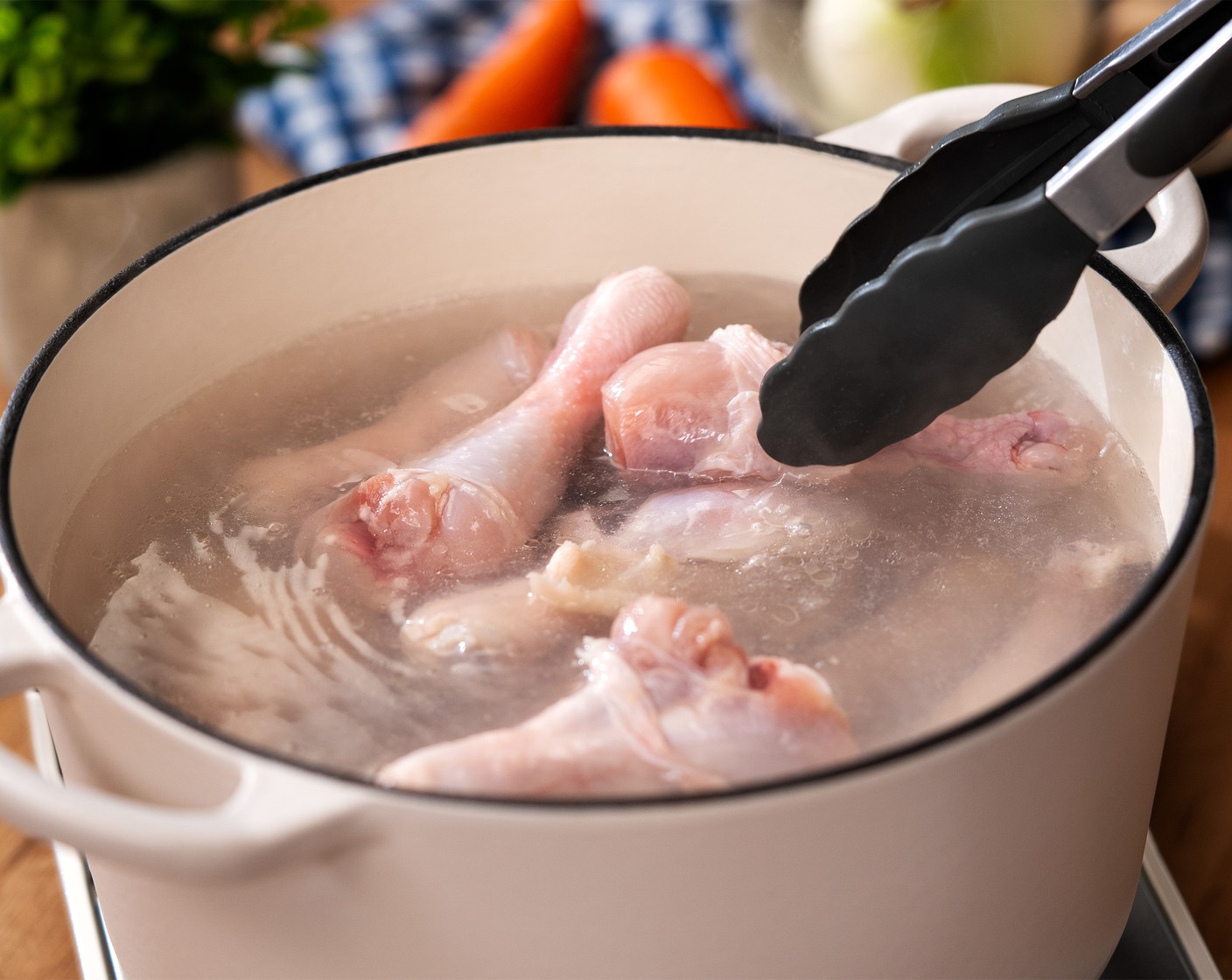 step 3 Blanch the chicken in boiling water for 2 minutes. Drain and rinse the chicken with clean running water.