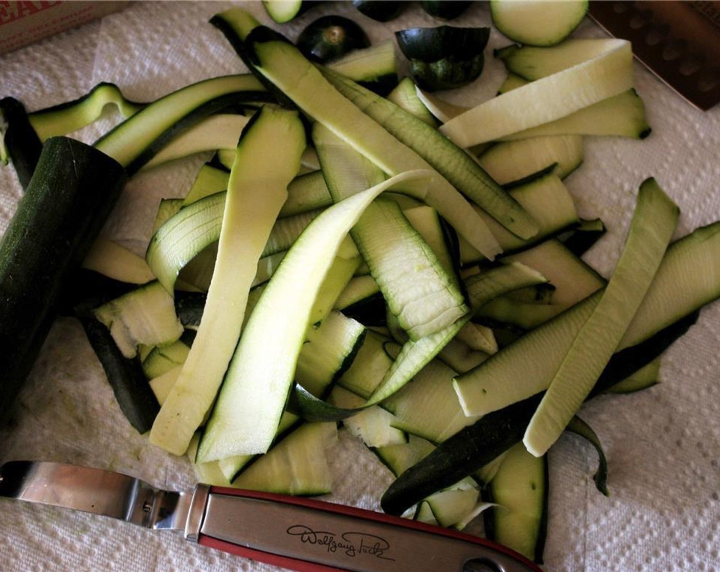 step 1 Peel the Zucchini (4) with a peeler into long strips.