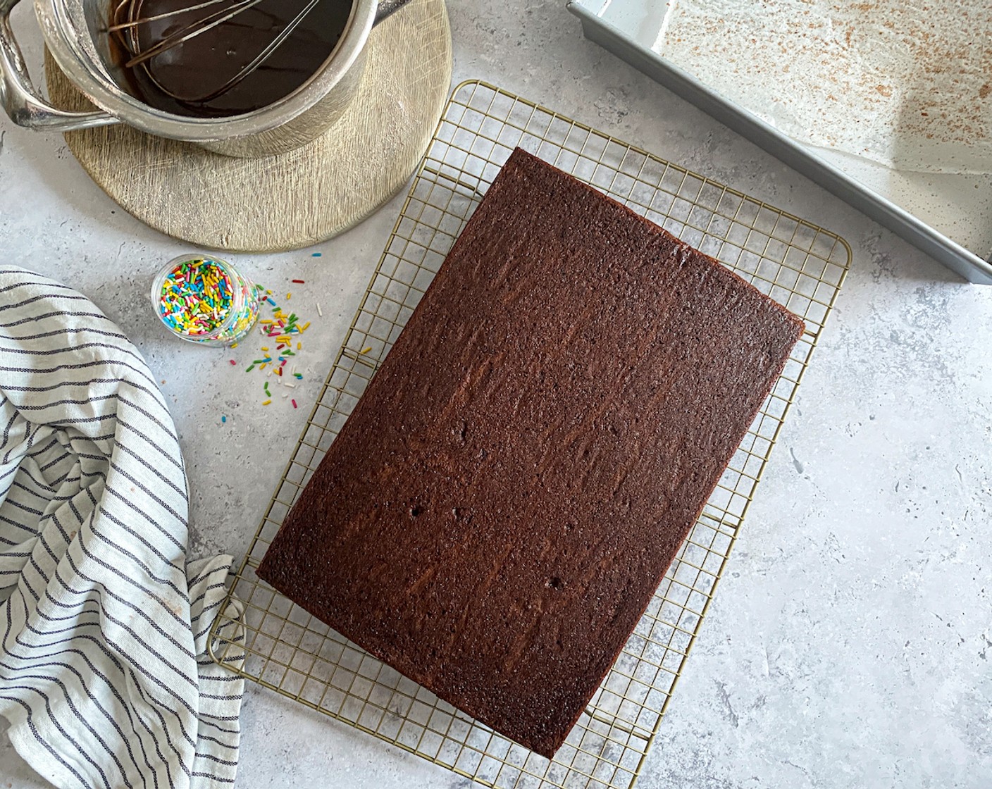 step 8 Invert the cake onto a cooling rack, remove the baking paper and allow it to cool for 30 minutes.