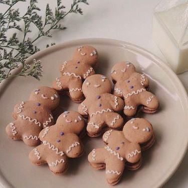 Gingerbread Man Macarons with Chocolate Cinnamon Buttercream Recipe | SideChef