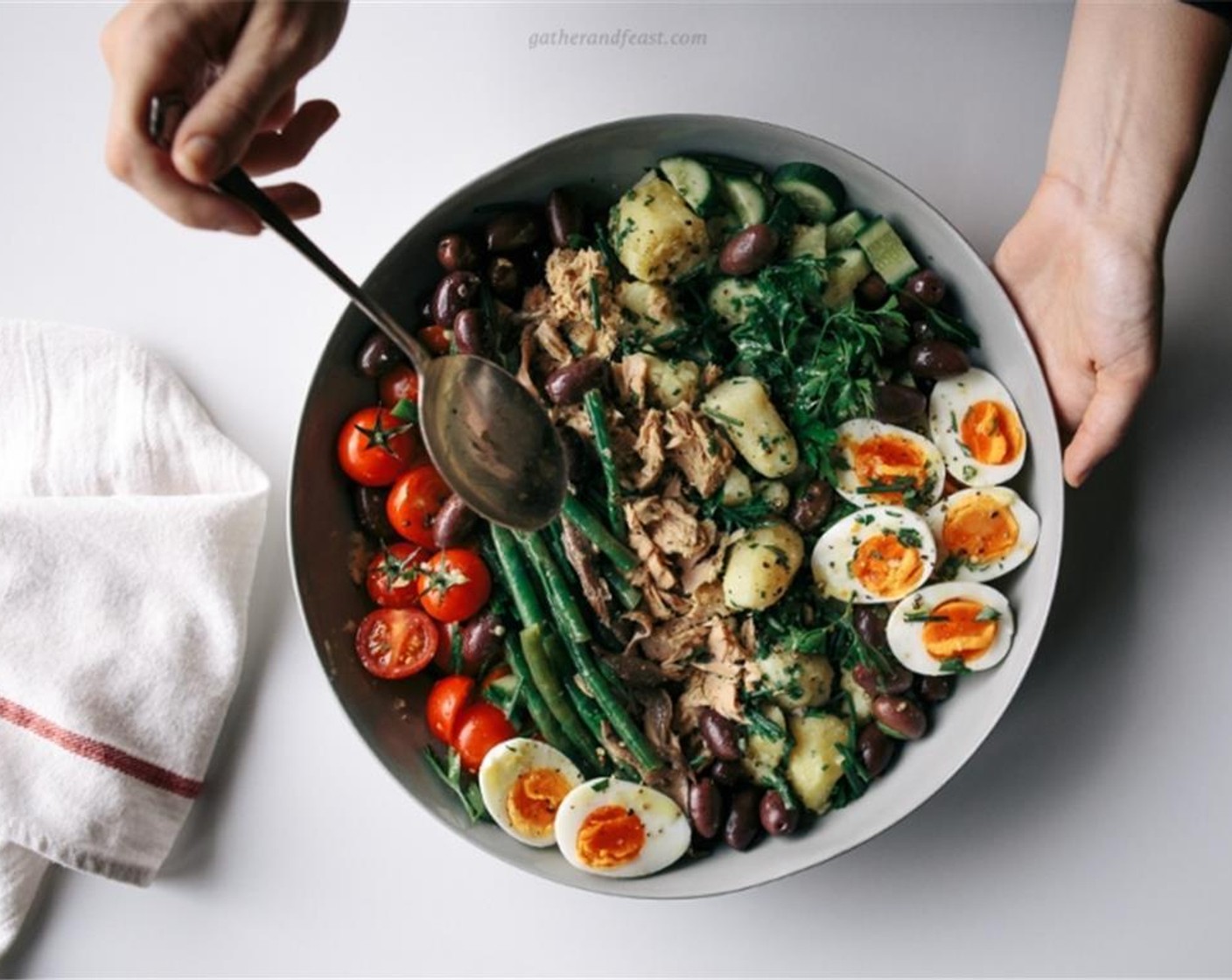 step 7 Drizzle over the vinaigrette and sprinkle with chopped fresh chives and fresh parsley. Voila! A delicious Niçoise salad. Enjoy!