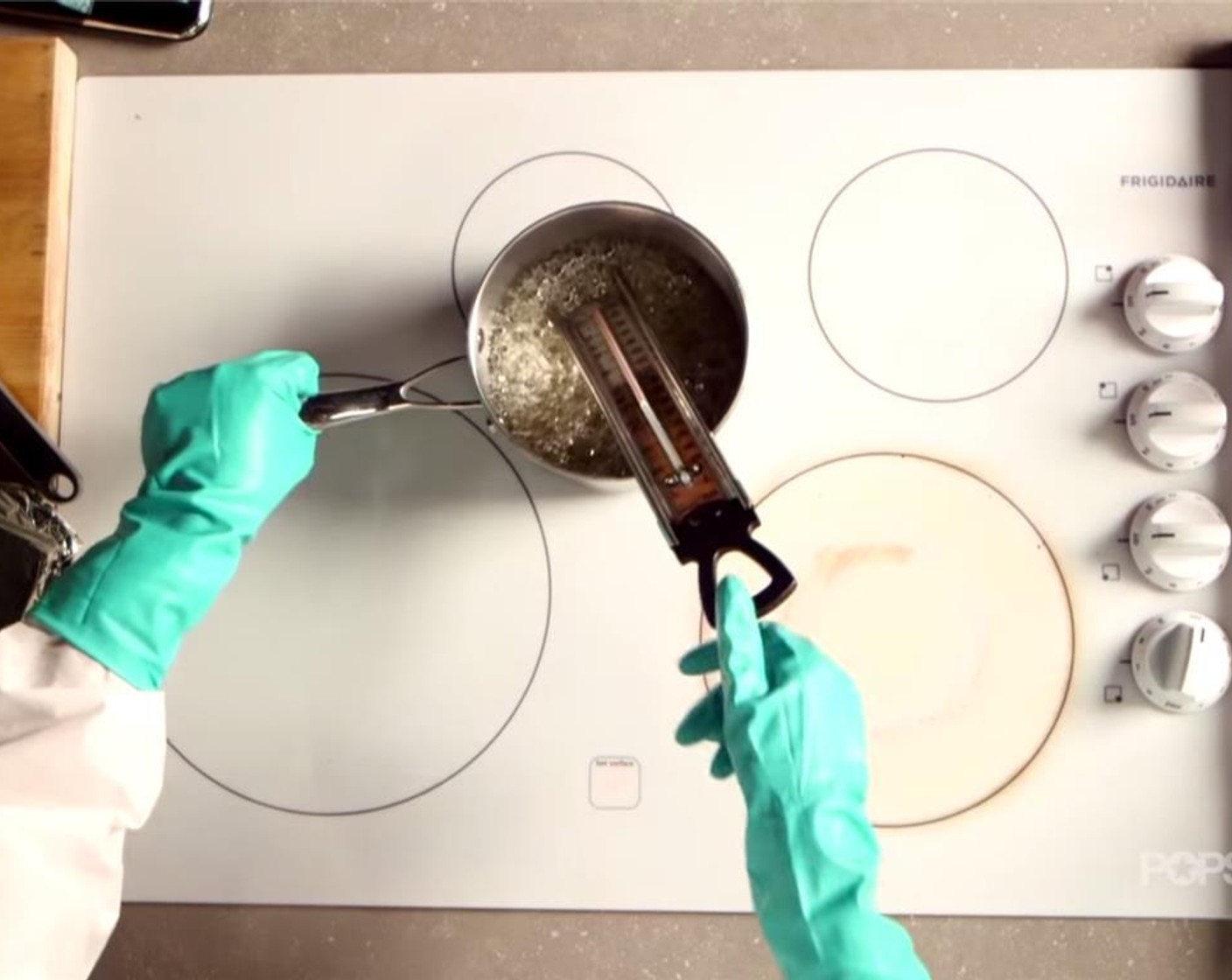 step 9 Once the candy thermometer reads 285 degrees F (140 degrees C), remove the pan from the heat. Remove the thermometer from the pan, and wait until the bubbles stop forming at the top. This takes between 1 to 3 minutes.