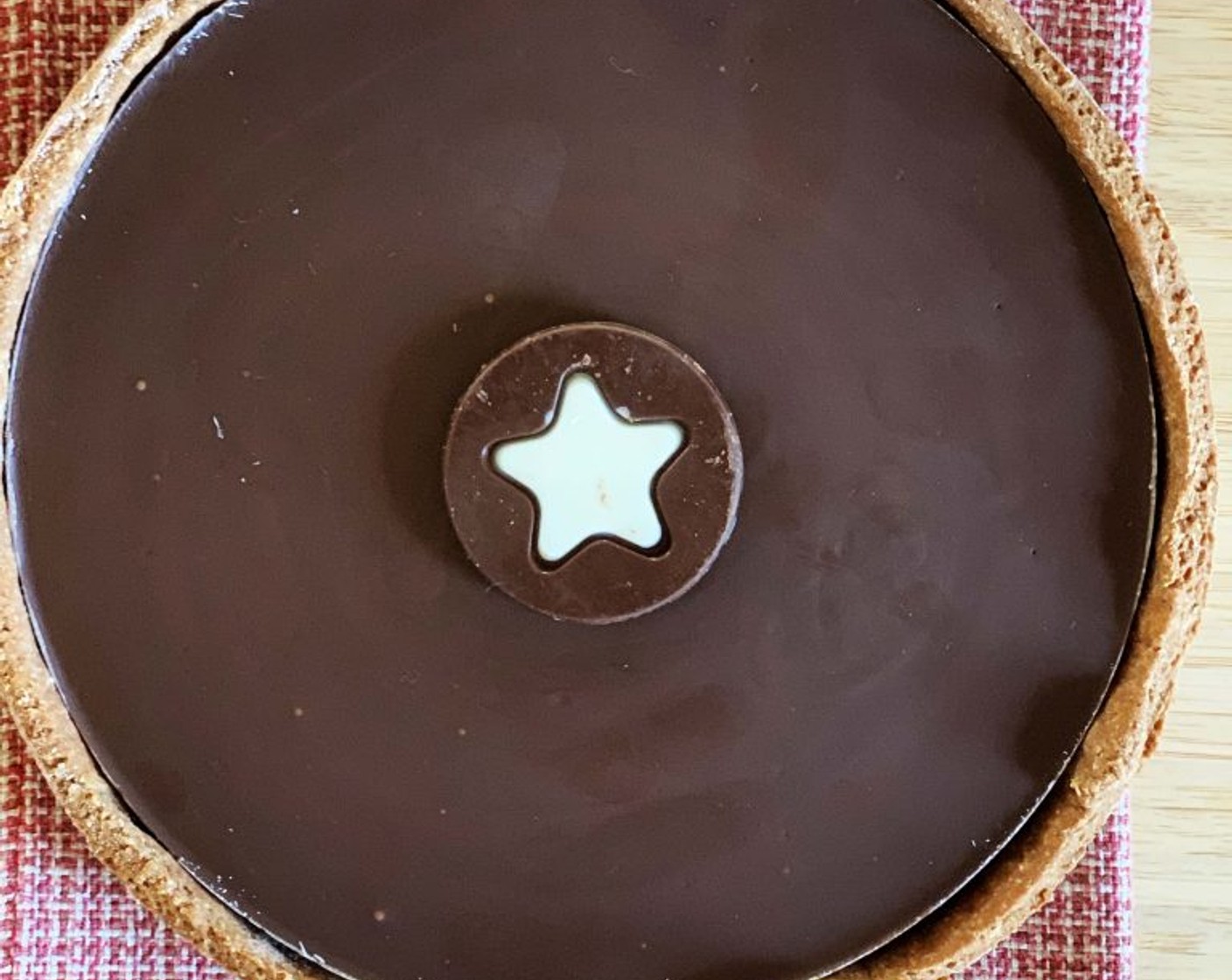 step 13 You could make the white star by melting some white chocolate and pouring it in a star-shaped cookie cutter or use one of the Pan di Stelle cookies chocolate top to decorate.
