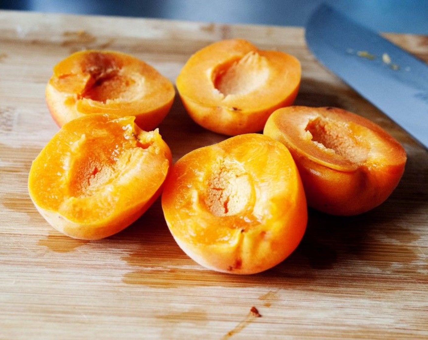 step 1 Preheat your oven to 250 degrees C (475 degrees F). Wash the Apricots (6) and cut in half.