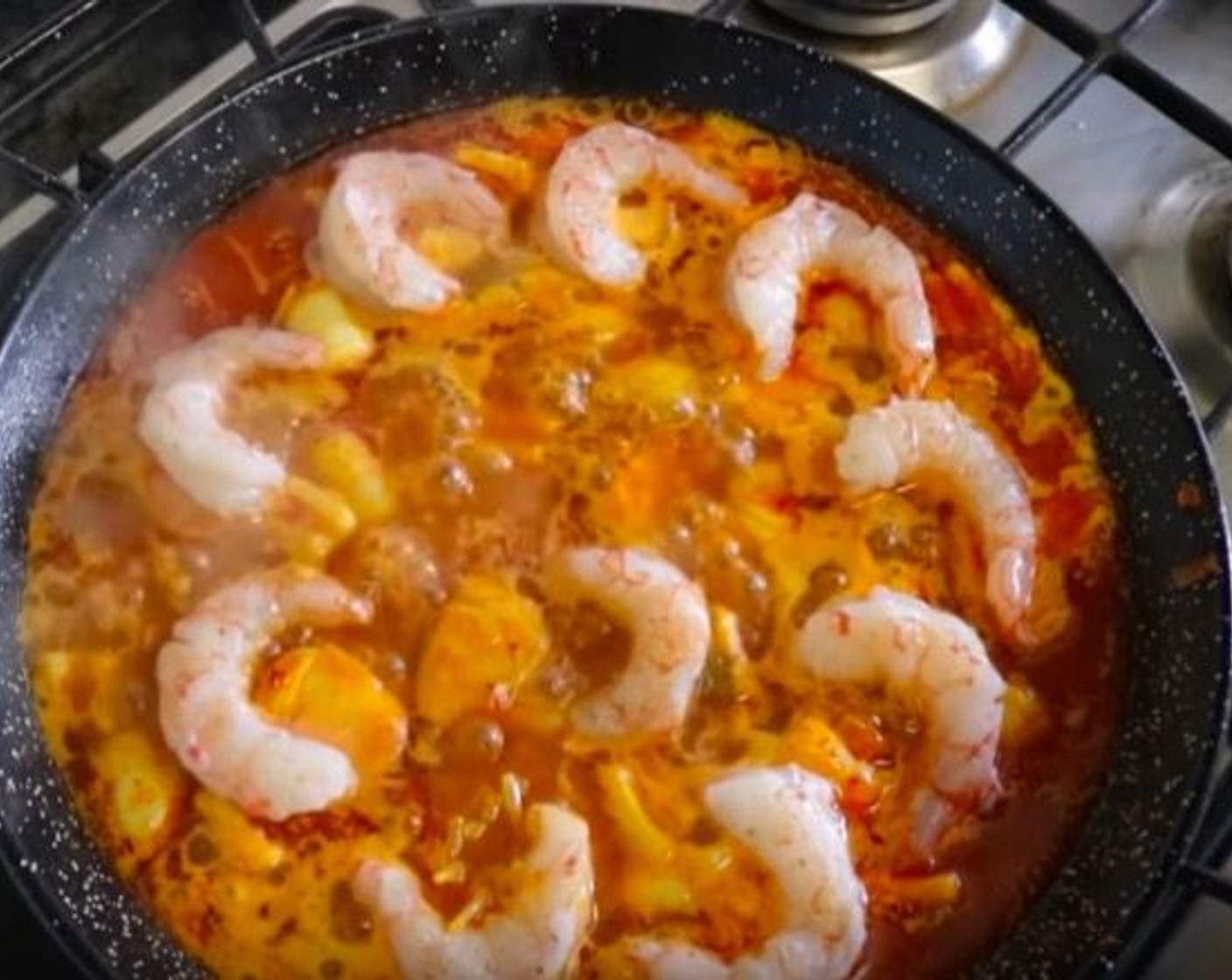 step 13 Add Fish Broth (2 1/2 cups) and gently mix to evenly distribute the noodles. Once it comes to a boil, add the shrimp into the pan. At this point, don´t mix anything, just give the pan a quick shake once in a while. Cook for 10 minutes.