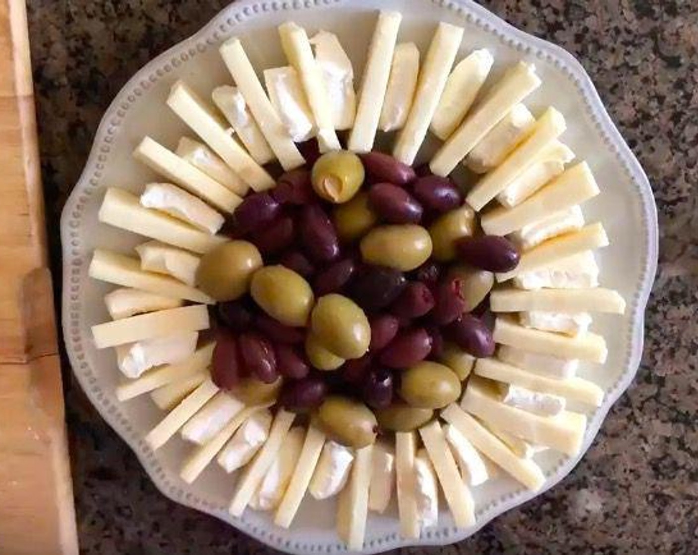 step 5 Mix Garlic Stuffed Olives (200 g), Kalamata Olives (170 g) together and add to the center of the circle.