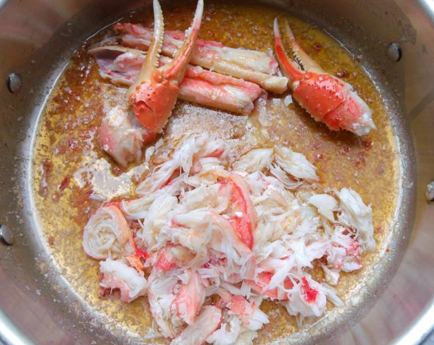 step 5 Add the picked crab meat and crab pieces to the butter, stir until all coated by the butter.