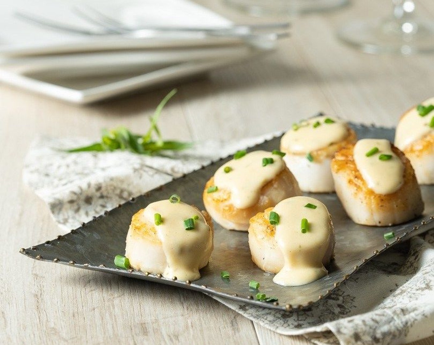 step 6 Arrange scallops on a platter or serving dishes and drizzle each with a tablespoon of sauce. Serve immediately. Also delicious served as a main course over mashed potatoes.